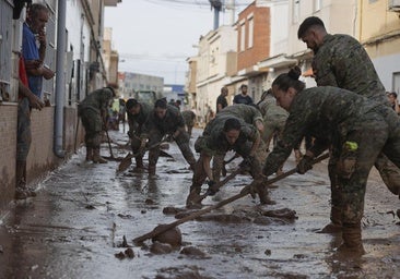 Varios soldados trabajan en las labores de retirada del lodo causado por la dana en una imagen de archivo