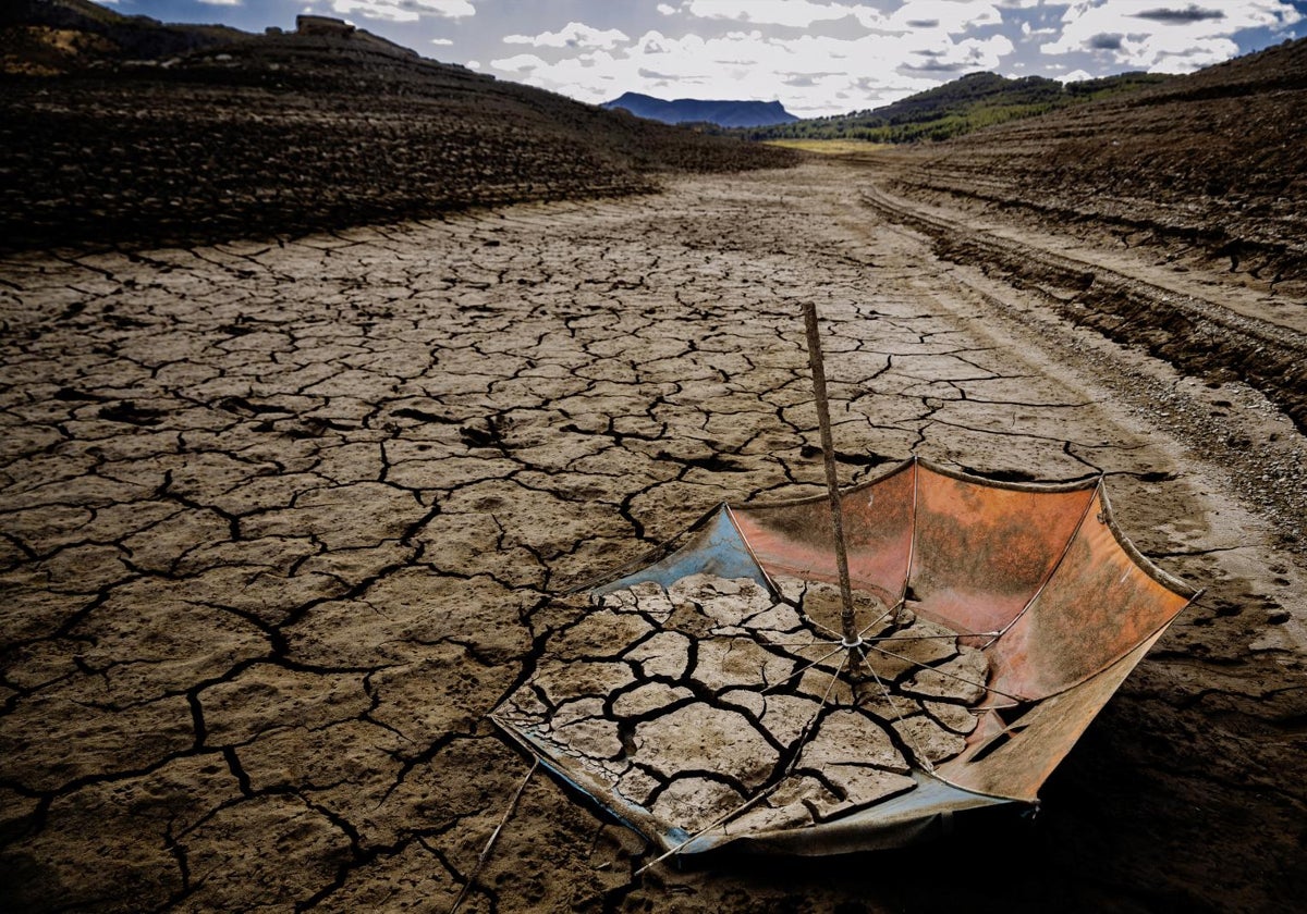 Embalse de Guadalhorce (Málaga) el pasado otoño, cuando se encontraba en mínimos históricos