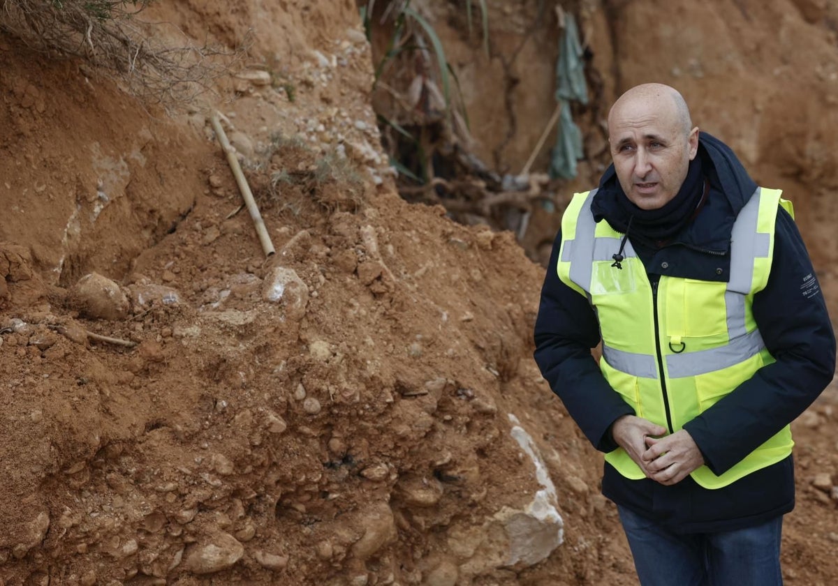 Miguel Polo en una visita al barranco del Poyo a su paso por Torrent