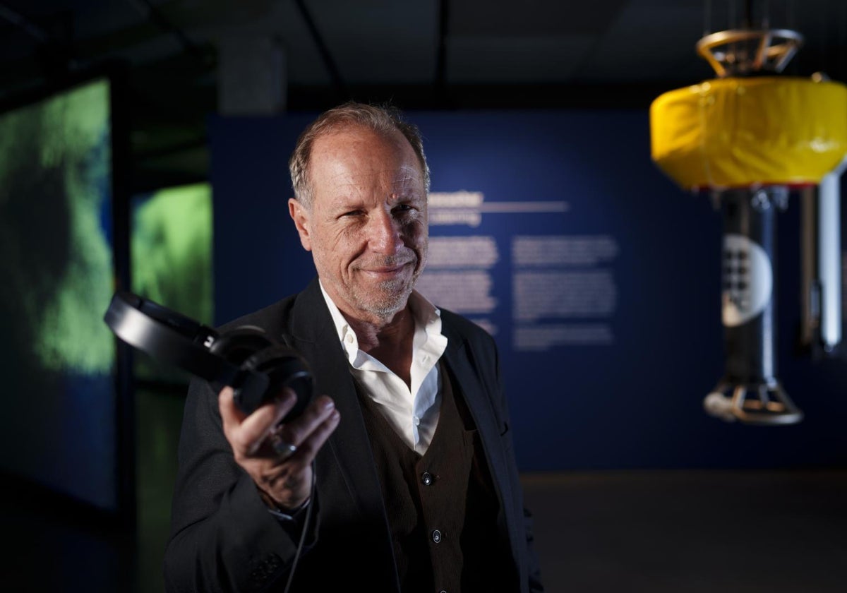 Michel André sostiene unos auriculares en la exposición 'Ecos del océano'