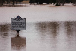 Al menos ocho muertos por fuertes inundaciones en Kentucky