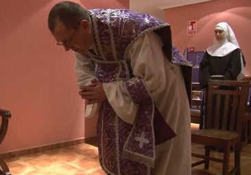 El padre Manuel en la improvisada «capilla del restaurante de clausura Santa María del Chicu»