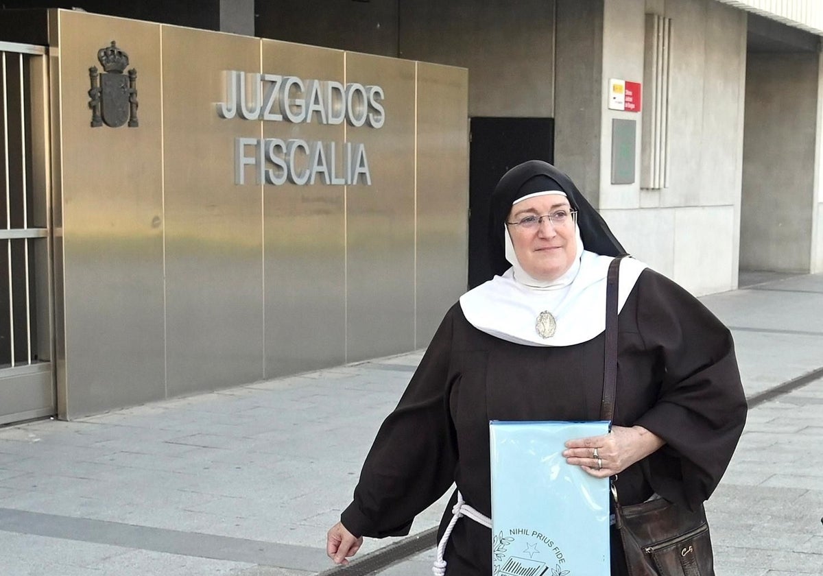 La exabadesa ante los juzgados de Burgos, en una imagen del pasado mayo