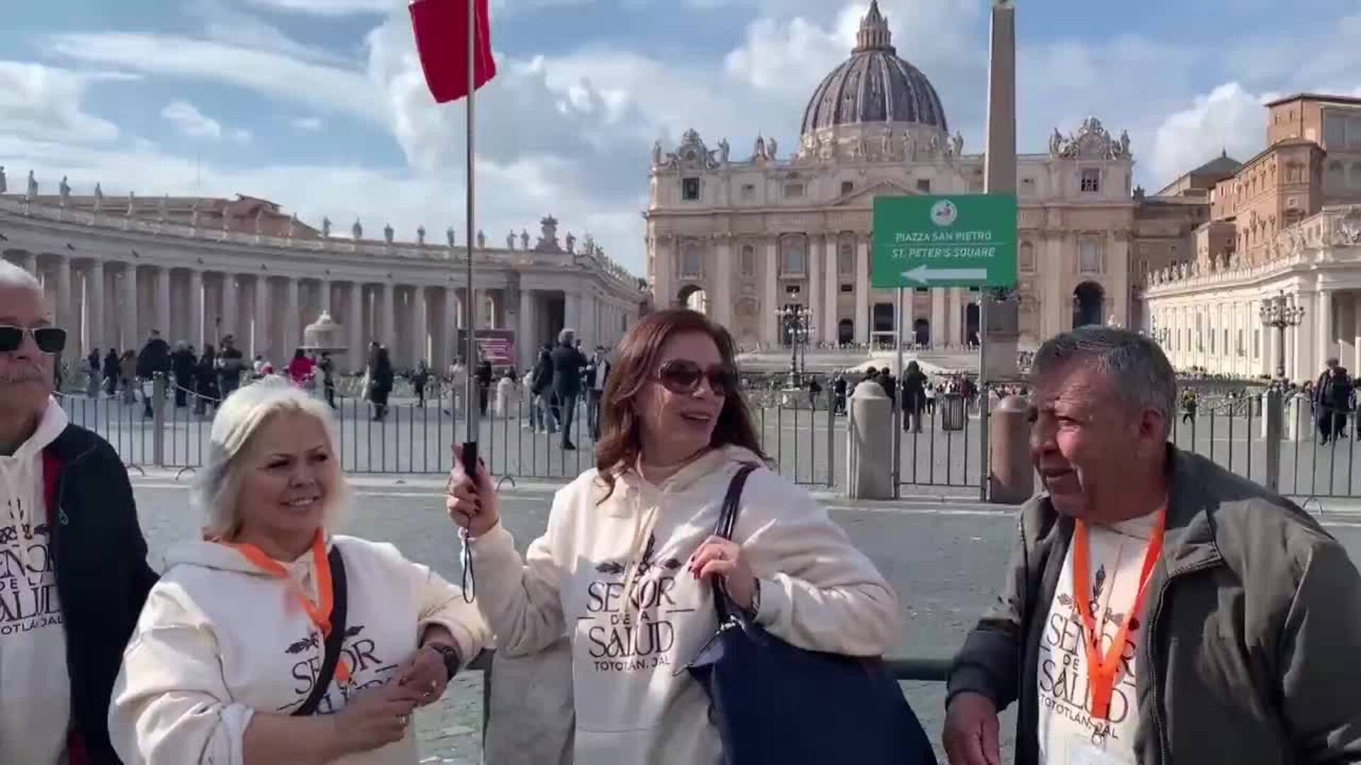 Los fieles siguen peregrinando a Roma por el Jubileo, mientras rezan por la salud del papa