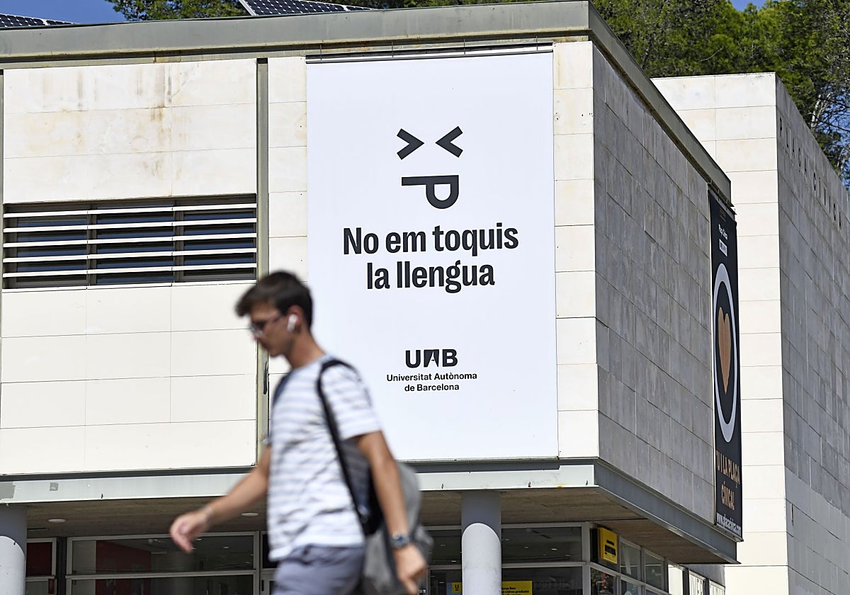 Un cartel en defensa del catalán en la Universidad Autónoma de Barcelona