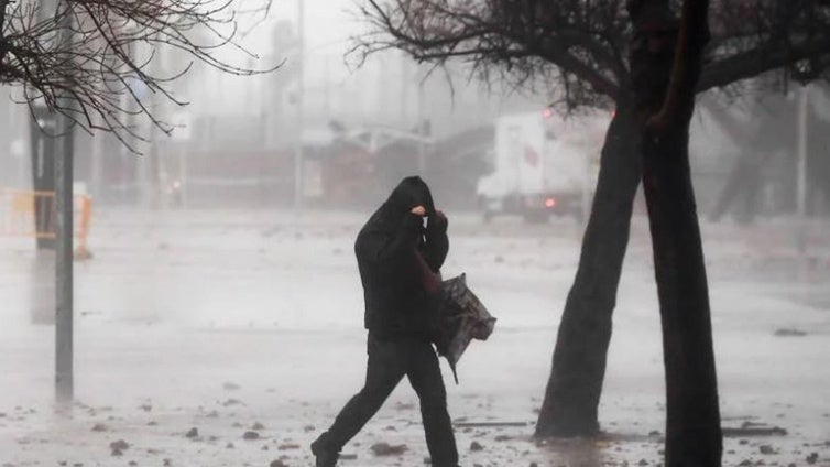 La Aemet avisa de la llegada de tormentas, frío y calima a España este fin de semana: las comunidades más afectadas por el temporal