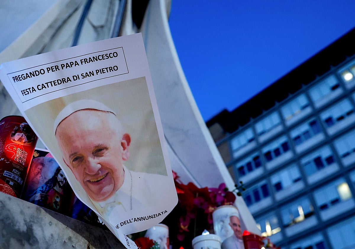 Velas para rezar por el Papa frente al hospital donde permanece ingresado