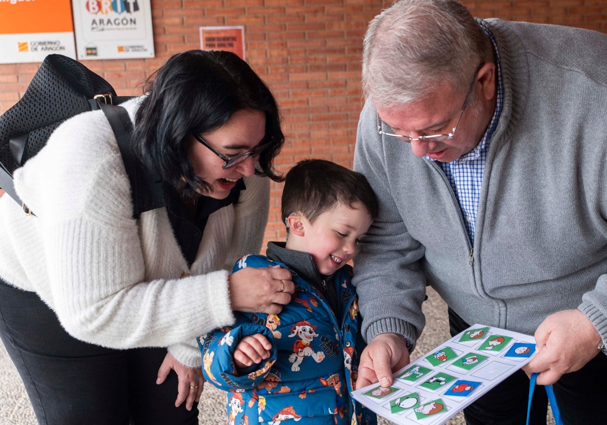 Dídac Lacambra Maura, de 4 años, con sus padres Eva y Esteban