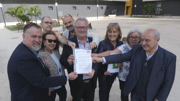 Un grupo de extestigos reunidos en Málaga con la sentencia a su favor, a la derecha Enrique Carmona