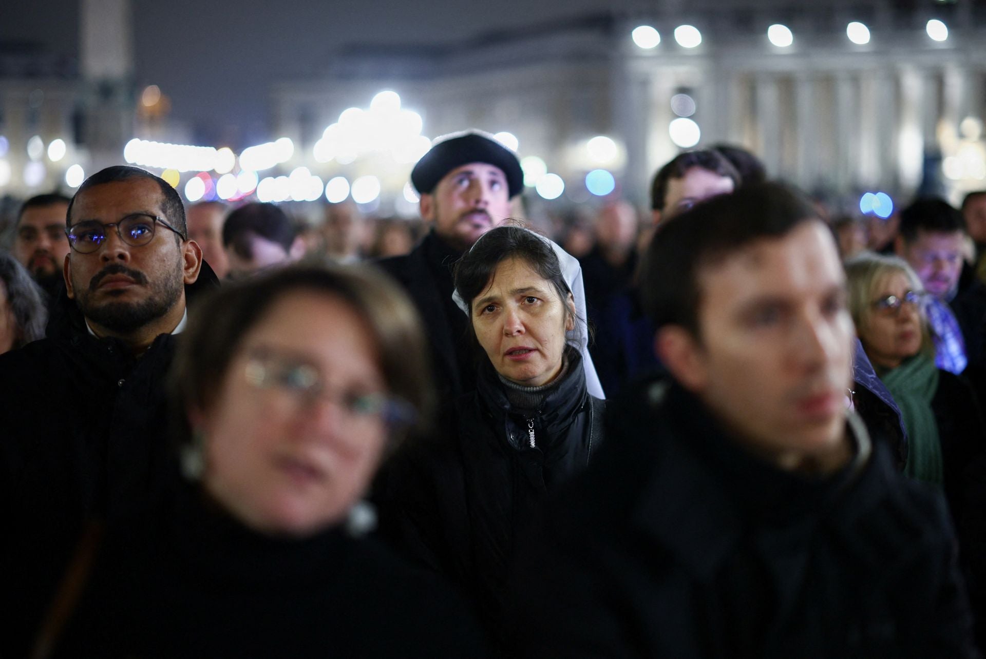 Cientos de personas se reúnen en la Plaza de San Pedro para rezar un rosario por el Papa Francisco