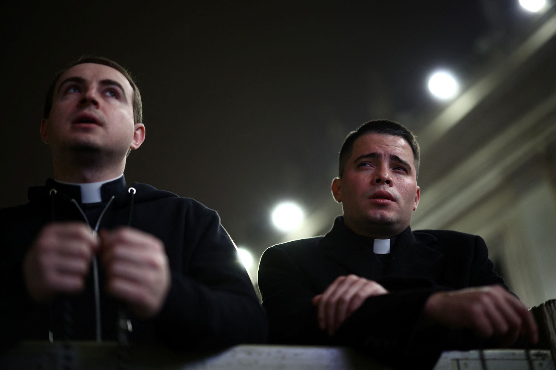 Cientos de personas se reúnen en la Plaza de San Pedro para rezar un rosario por el Papa Francisco