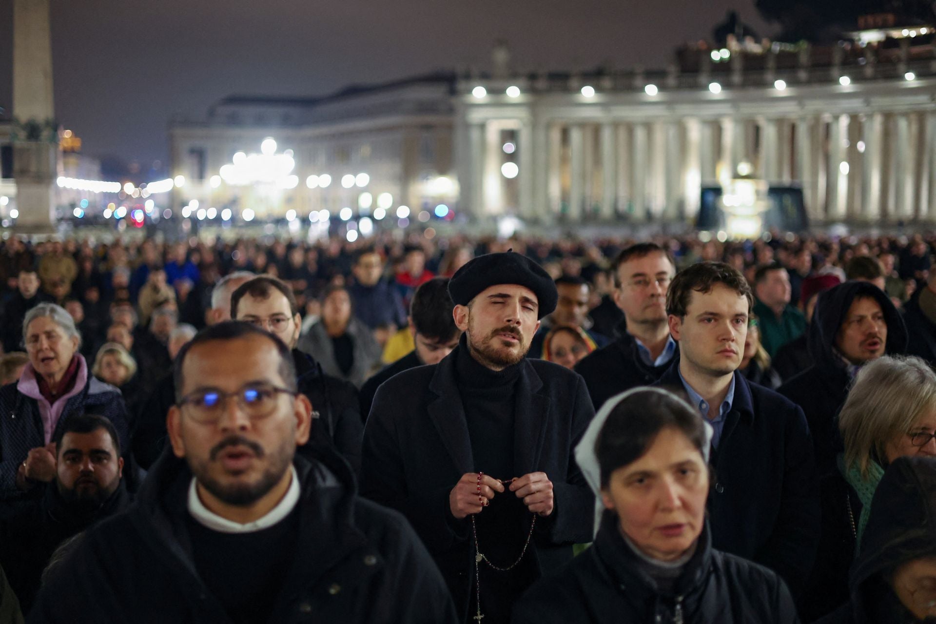 Cientos de personas se reúnen en la Plaza de San Pedro para rezar un rosario por el Papa Francisco