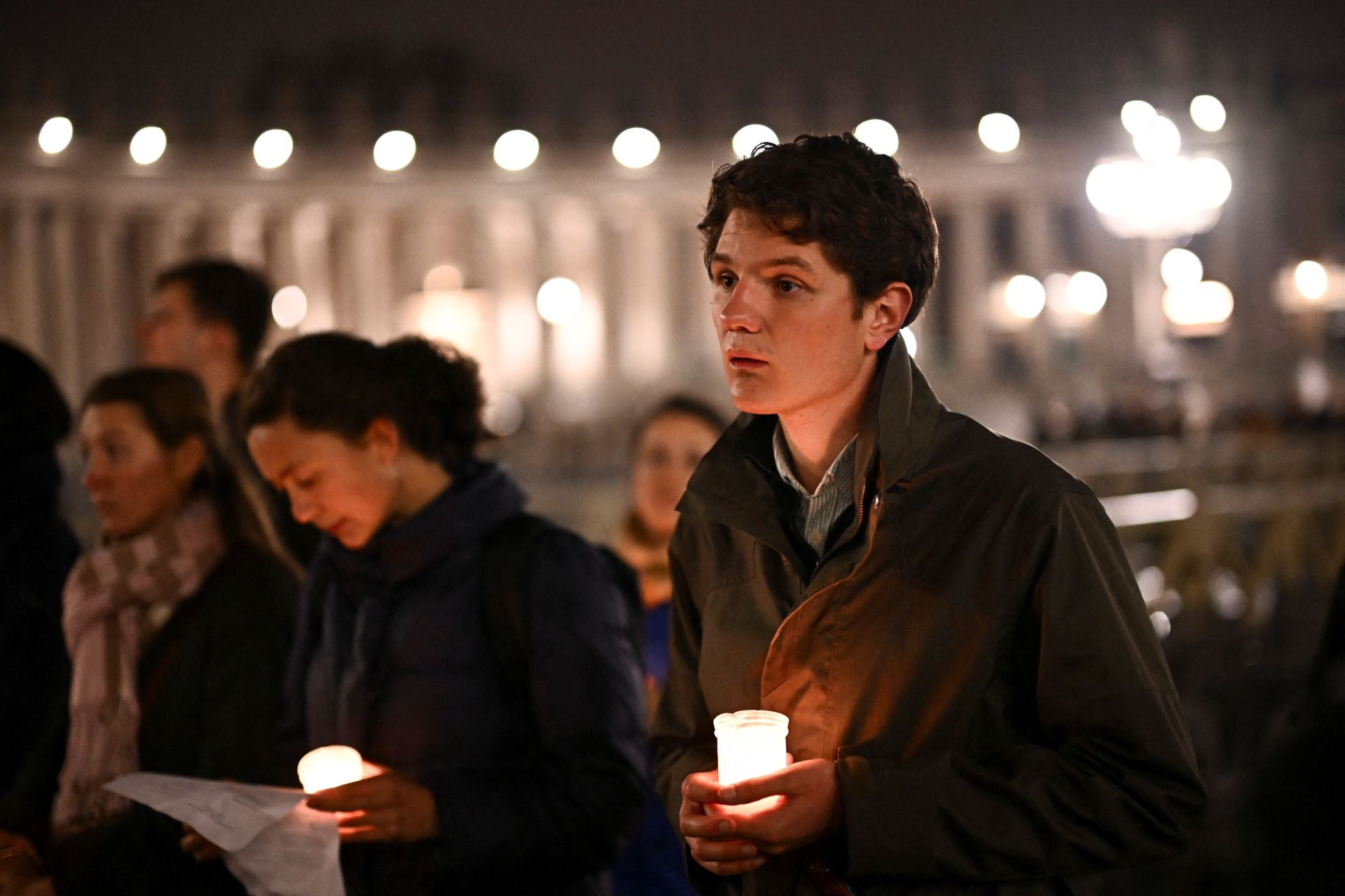 Cientos de personas se reúnen en la Plaza de San Pedro para rezar un rosario por el Papa Francisco