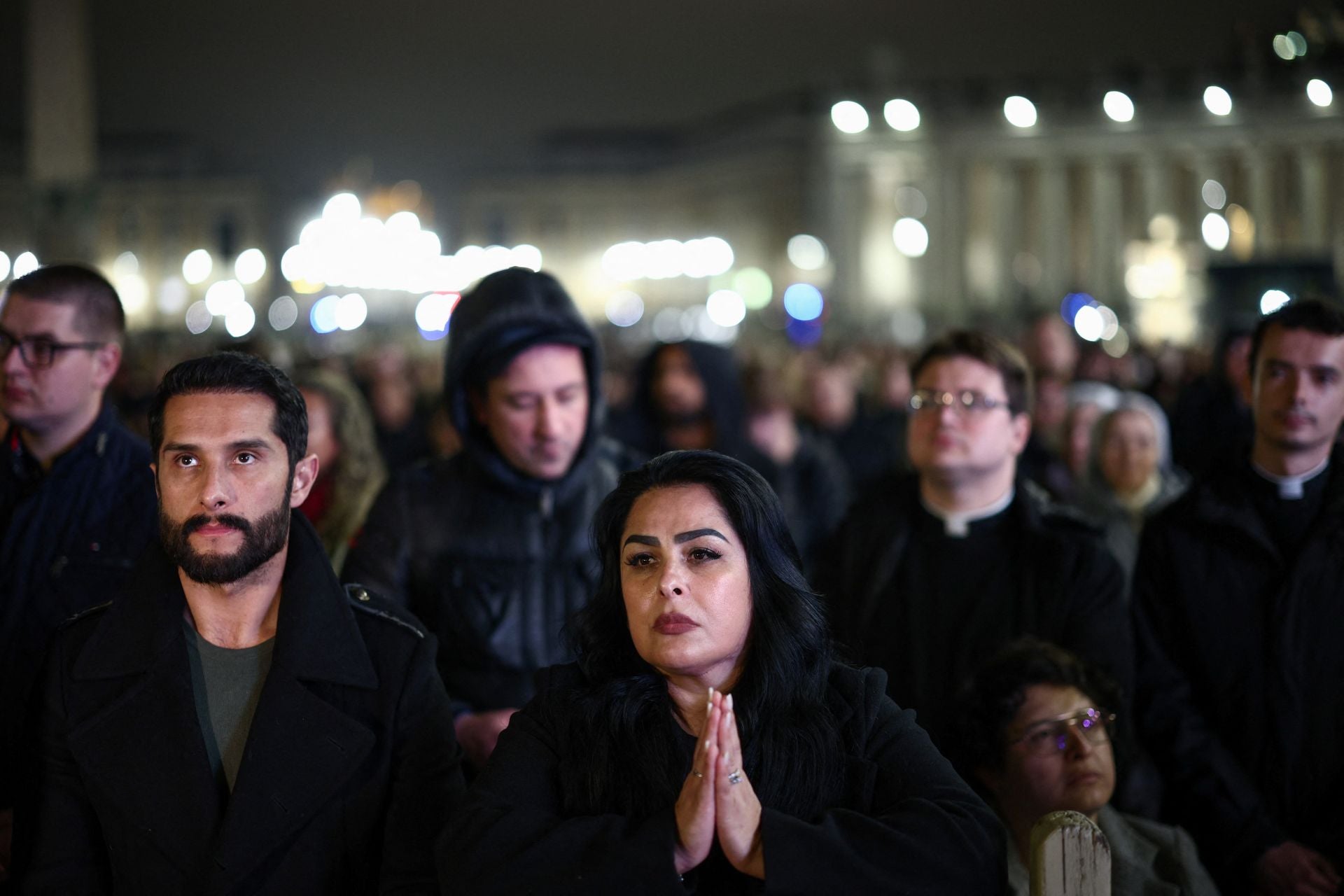Cientos de personas se reúnen en la Plaza de San Pedro para rezar un rosario por el Papa Francisco