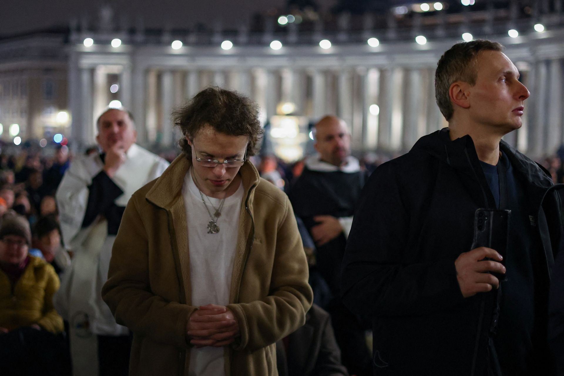 Cientos de personas se reúnen en la Plaza de San Pedro para rezar un rosario por el Papa Francisco