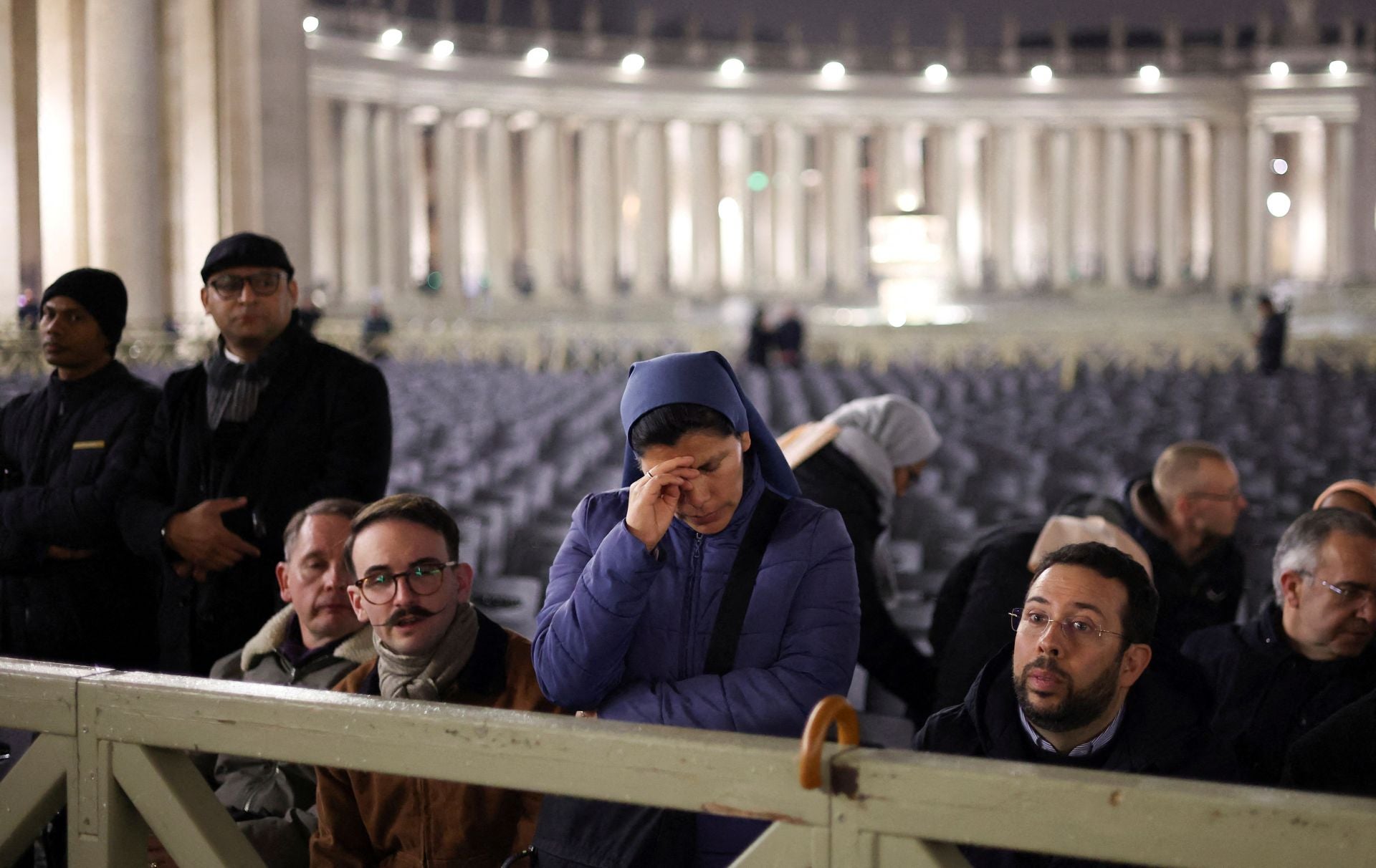Cientos de personas se reúnen en la Plaza de San Pedro para rezar un rosario por el Papa Francisco