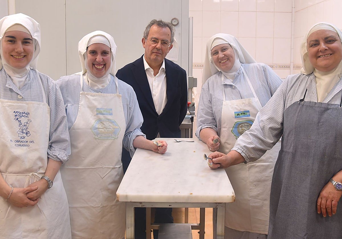 Cuatro de las exreligiosas en el obrador de Belorado junto con uno de los abogados, Florentino Aláez