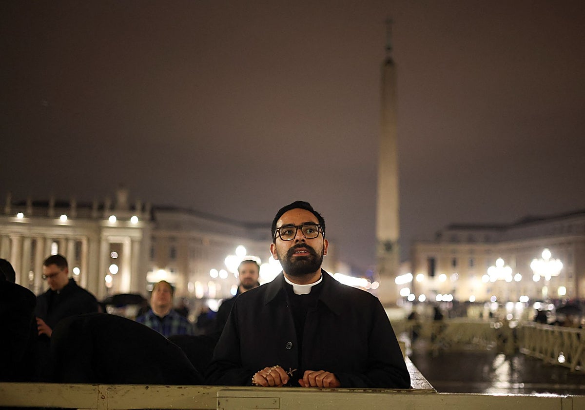 Un sacerdote, durante el rosario por el Papa, este lunes