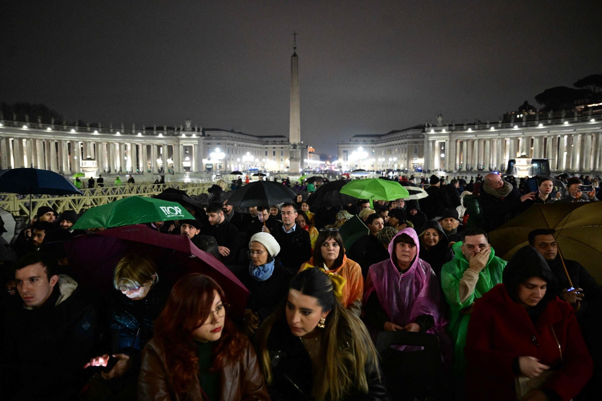 Cientos de personas se reúnen en la Plaza de San Pedro para rezar un rosario por el Papa Francisco