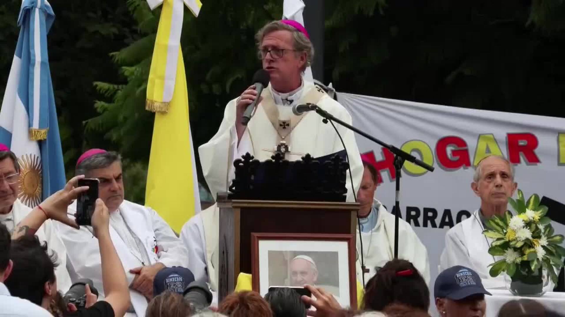 Oran por la salud de Francisco en la 'plaza de los excluidos' de Buenos Aires