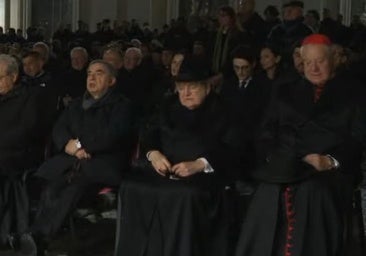 La salud del Papa acerca posturas con sus más acérrimos críticos: los cardenales Burke y Müller, en primera fila del Rosario