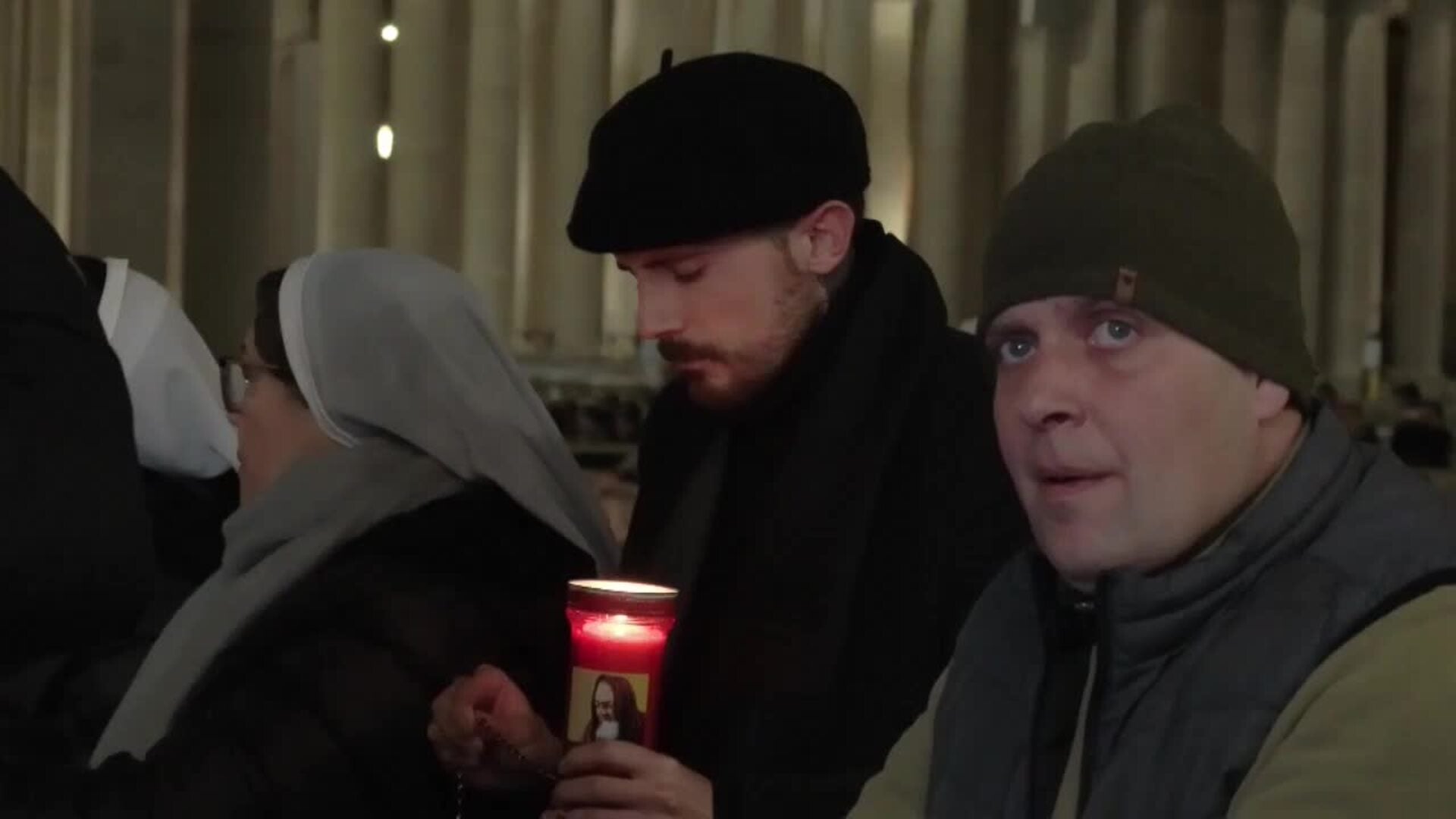 Fieles acuden a San Pedro para rezar el rosario por la salud del papa