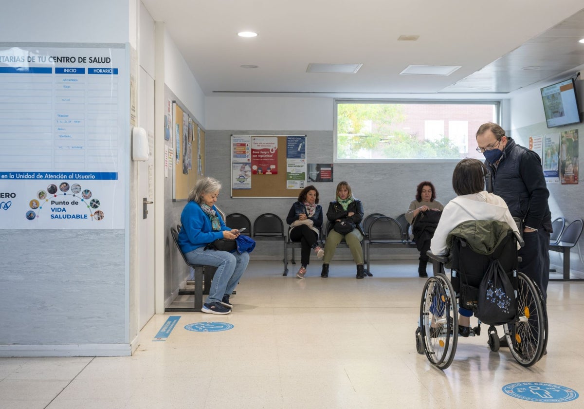 Varias personas esperan para ser atendidos por el médico en un centro de salud de Madrid