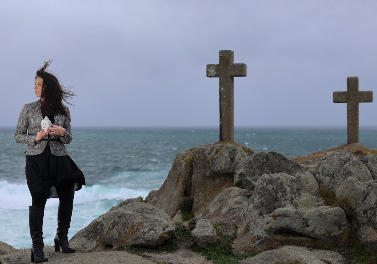 Cristina Borrazás organiza ritos funerarios en Galicia en los que suele ejercer de maestra de ceremonias