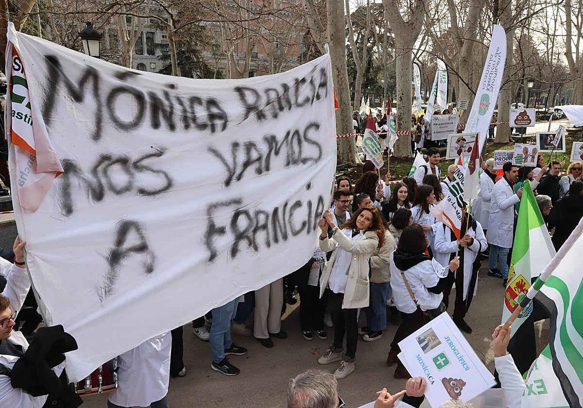 Concentración ante Sanidad por el nuevo Estatuto Marco