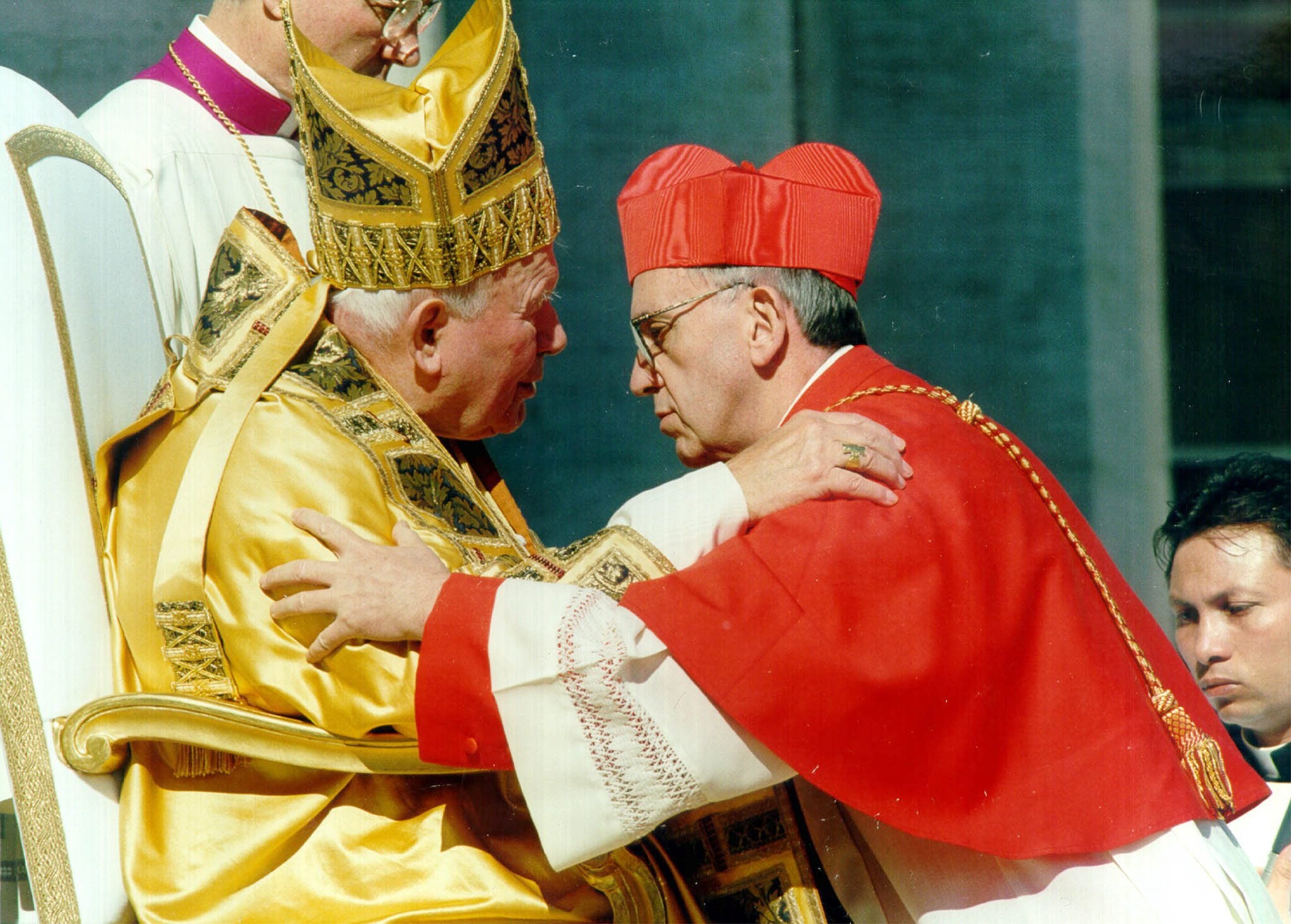 Francisco, junto a Juan Pablo II en una imagen de febrero de 2001, cuando Bergoglio fue elevado a la categoría de cardenal