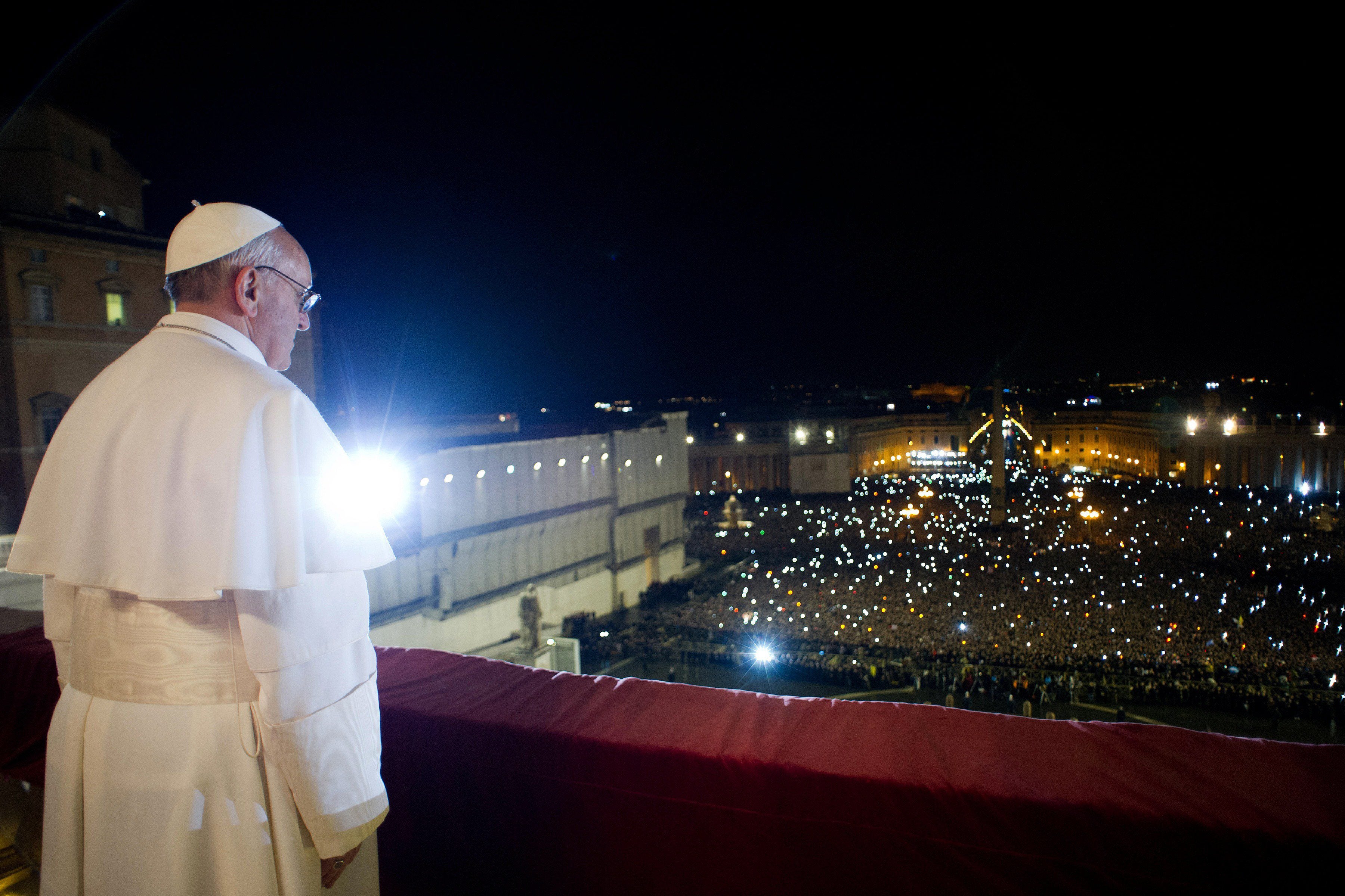 El Papa, en San Pedro tras ser elegido en el Cónclave de 2013