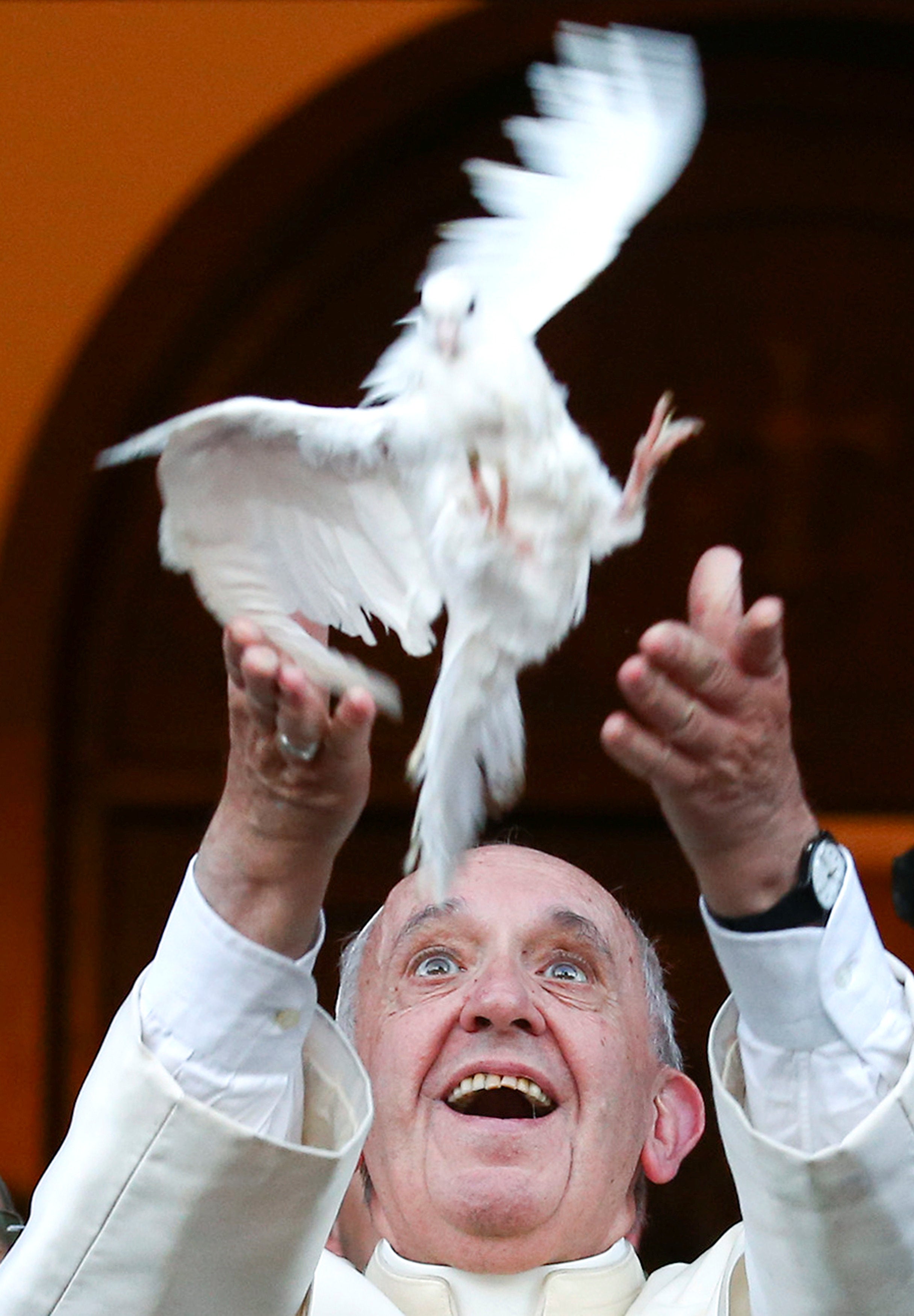 Francisco, lanzando una paloma blanca al aire durante su visita a Georgia en 2016