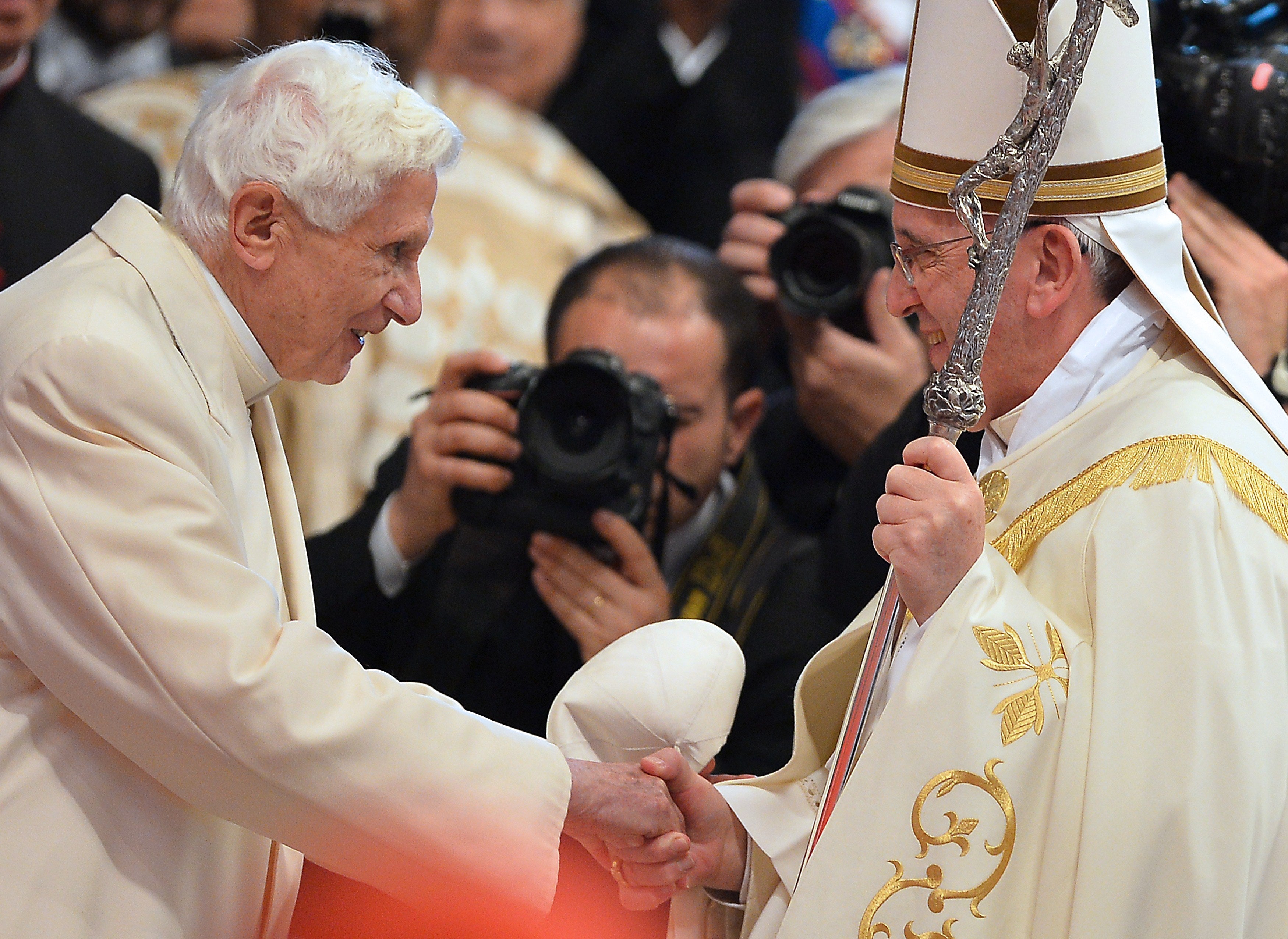 Francisco, junto a su predecesor Benedicto XVI enn 2014, un año después de ser nombrado Papa