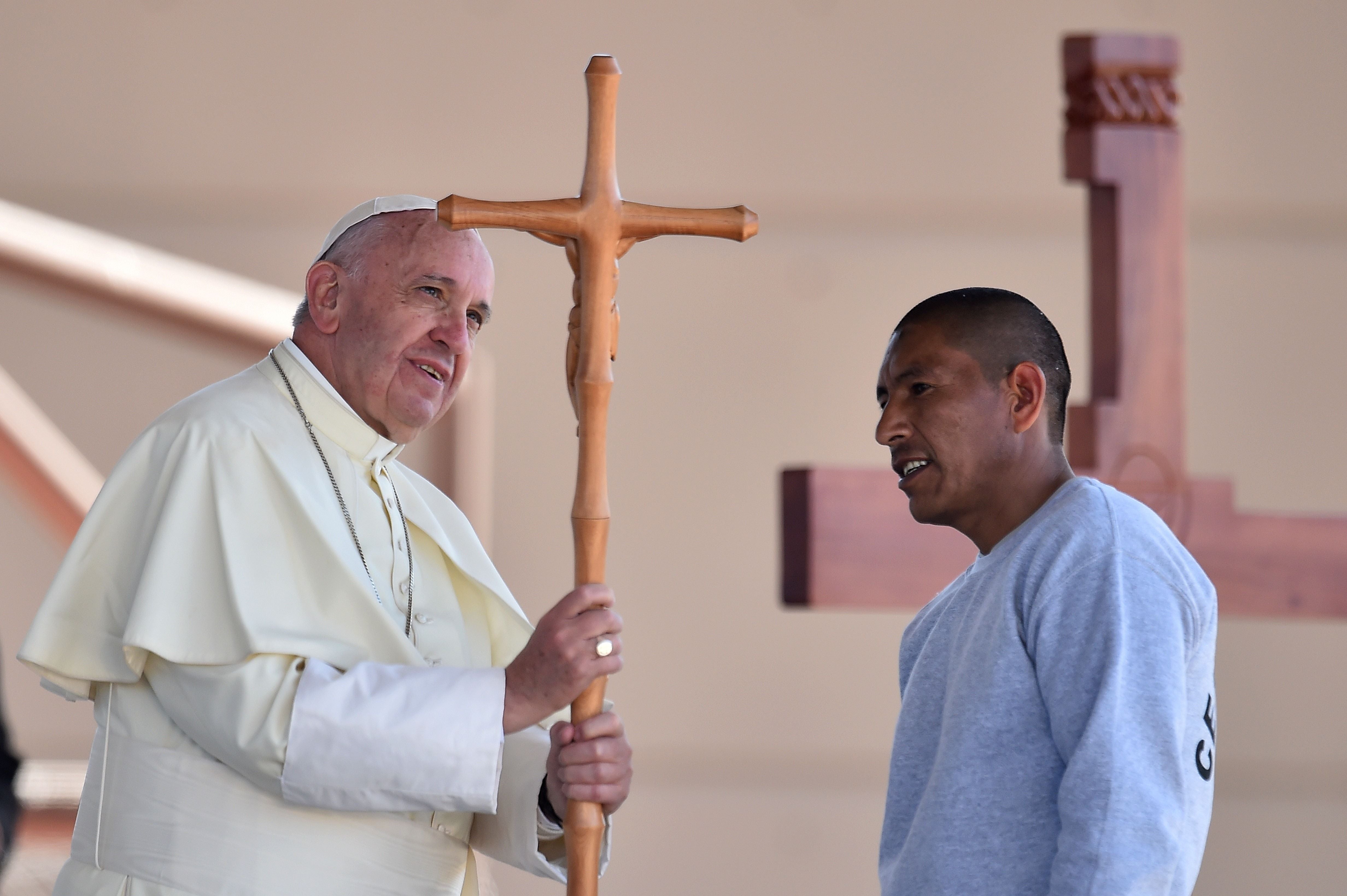 Francisco, recibiendo a un preso en la cárcel de Ciudad Juárez, en 2016 durante su visita a la frontera entre México y Estados Unidos