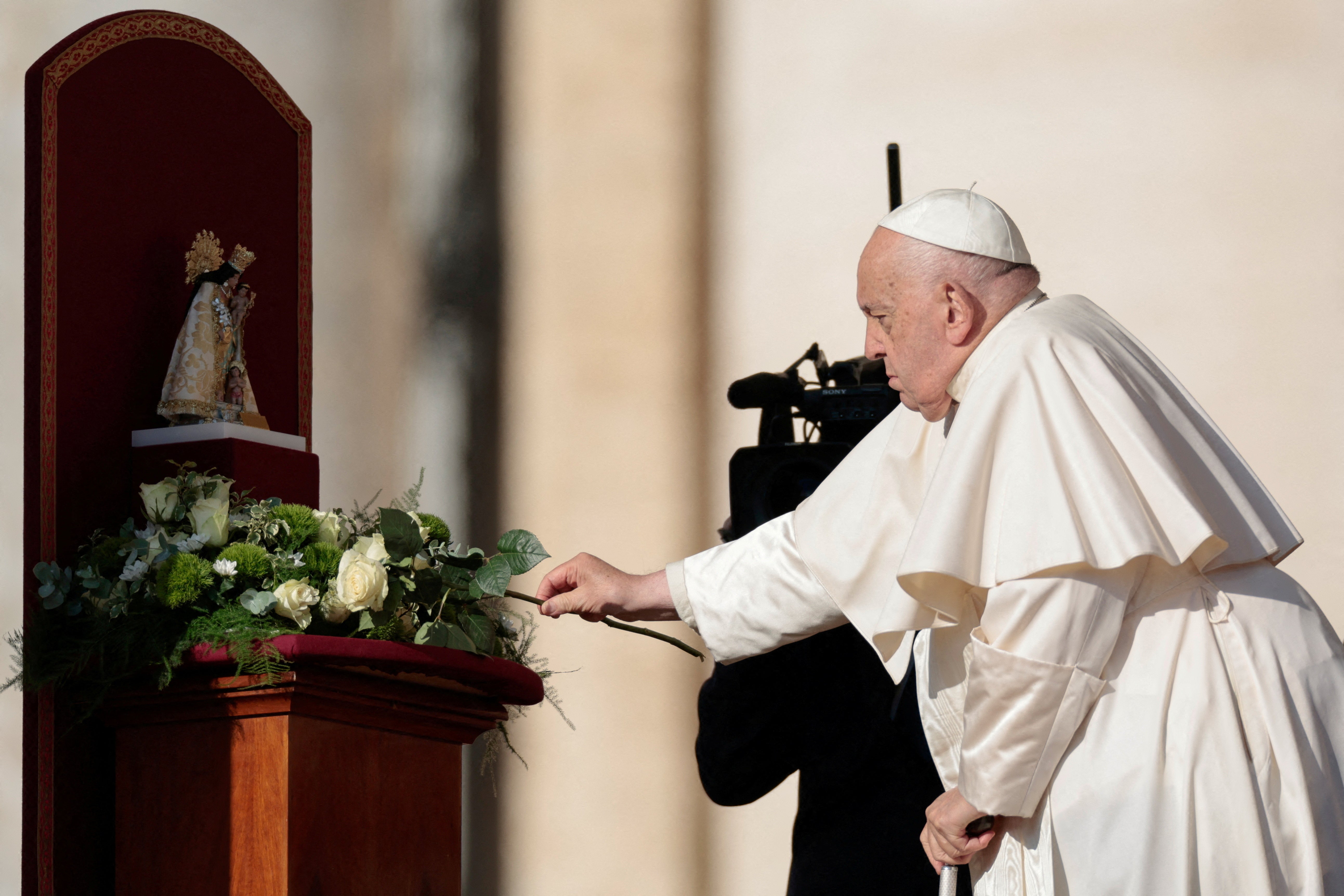Francisco, durante la audiencia semanal en la Plaza de San Pedro, colocando una rosa a la Virgen de los Desamparados, en memoria a las víctimas de la tragedia de la dana, que azotó España en noviembre de 2024