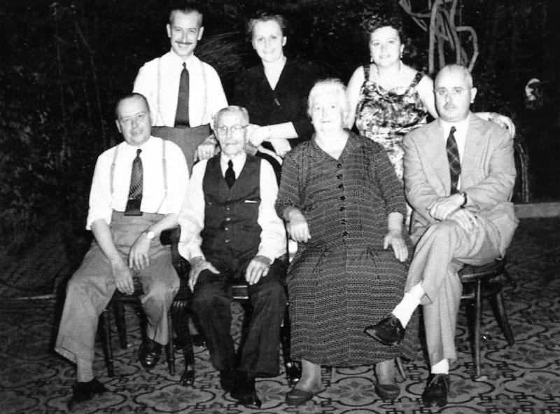 La familia italiana del Papa: su padre, Mario José Bergoglio (primero desde la izquierda en la primera fila), el abuelo (segundo desde la izquierda en la primera fila) y la abuela (segunda desde la derecha) del Papa, que no aparece en la imagen