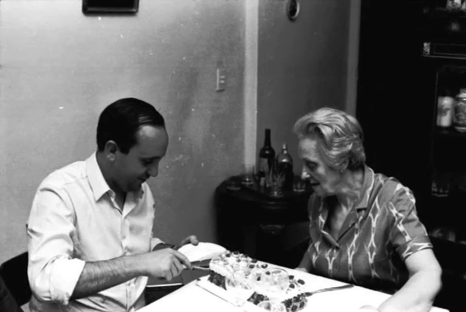 Un joven Francisco corta un trozo de tarta junto a su madre Regina