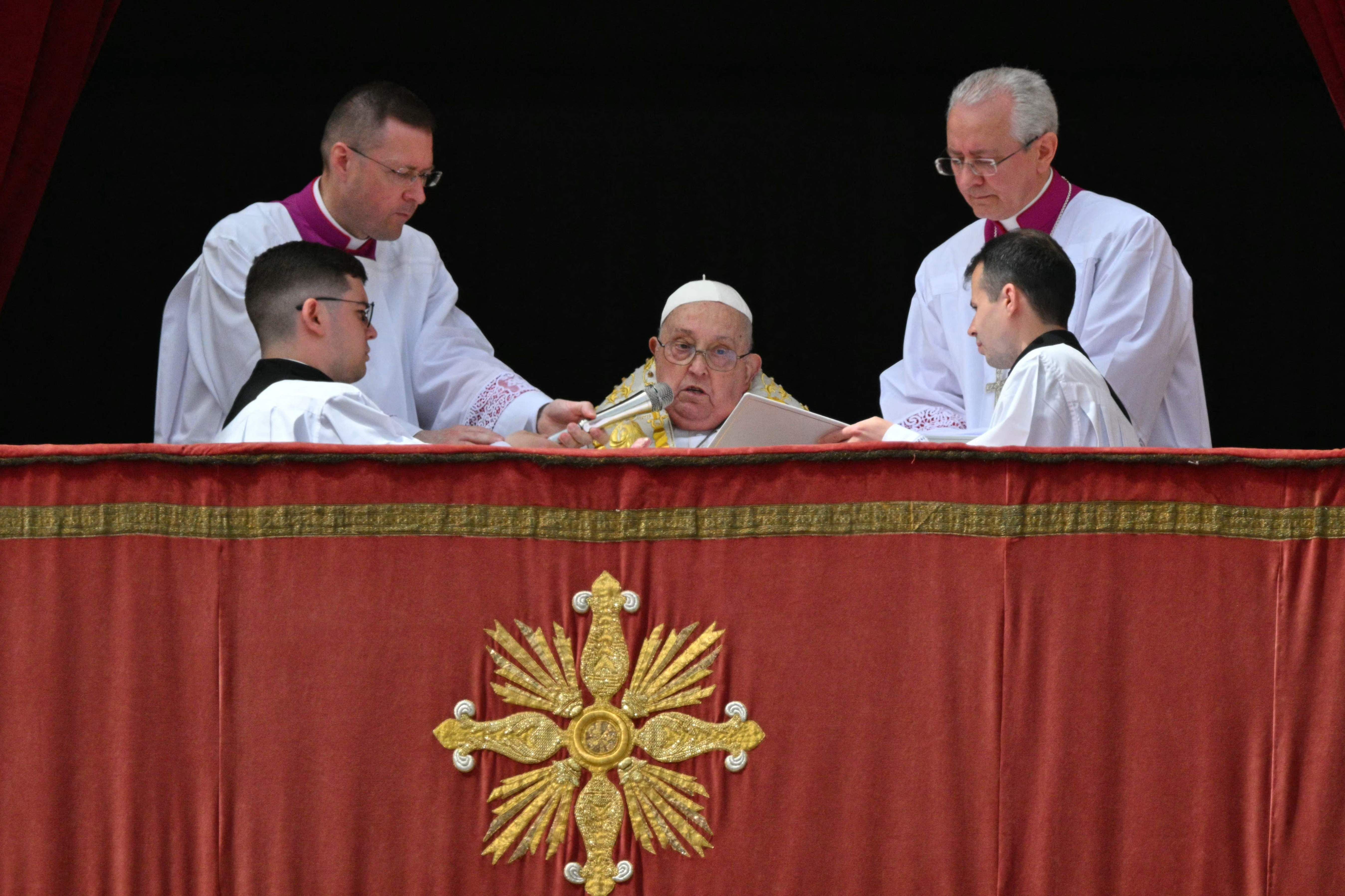 Francisco, leyendo la bendición Urbi et Orbi durante la Semana Santa de 2025, su último acto público unas horas antes de fallecer