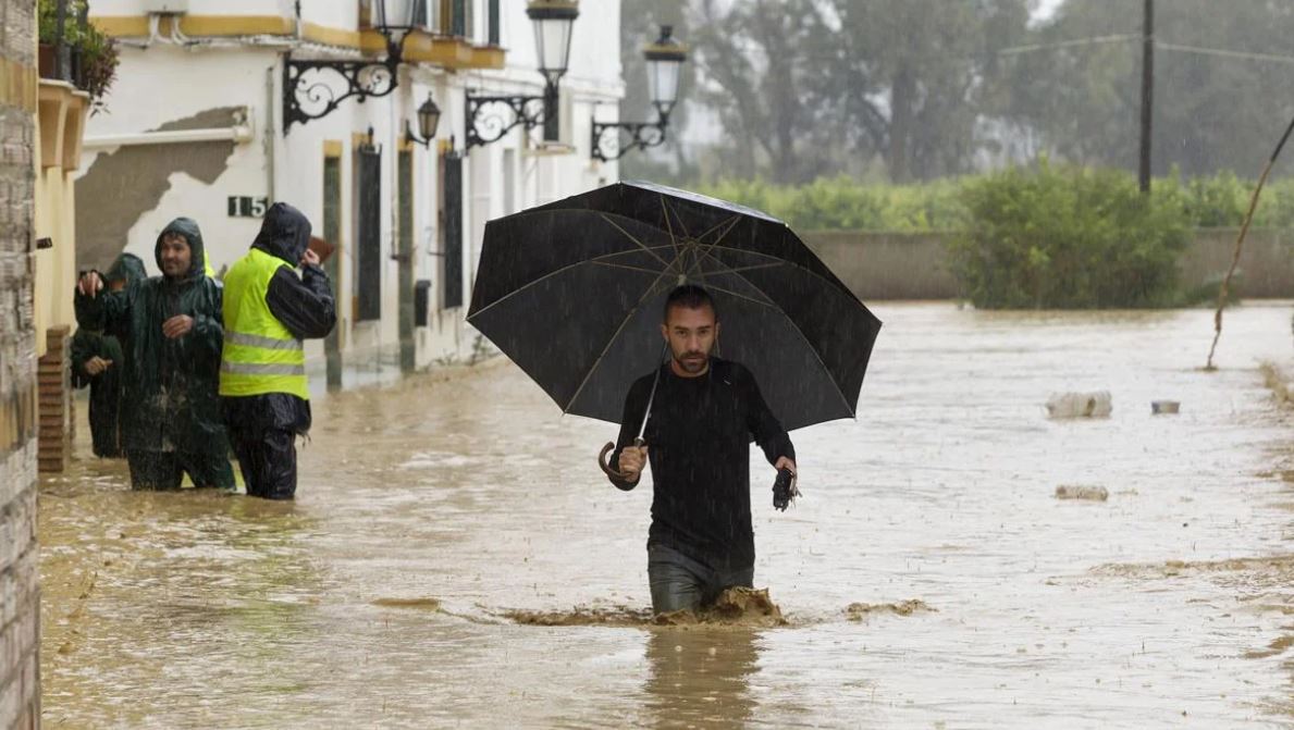 Temporal de lluvia y nieve en Madrid, Murcia, Comunidad Valenciana, Castilla y León y resto de España, en directo: carreteras cortadas, avisos de la Aemet y última hora hoy