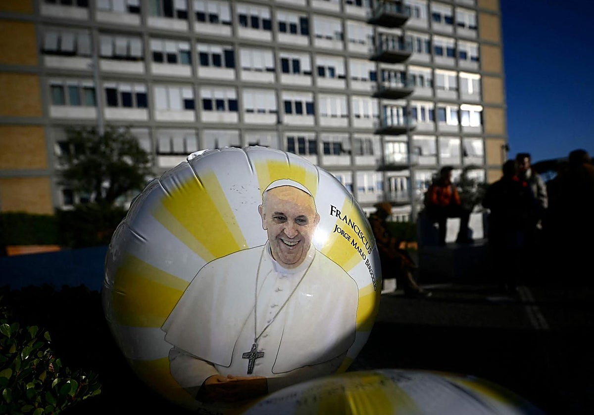 Los fieles han dejado varios globos con la imagen del Papa Francisco a las puerta del Gemelli, el hospital en en el que se encuentra ingresado