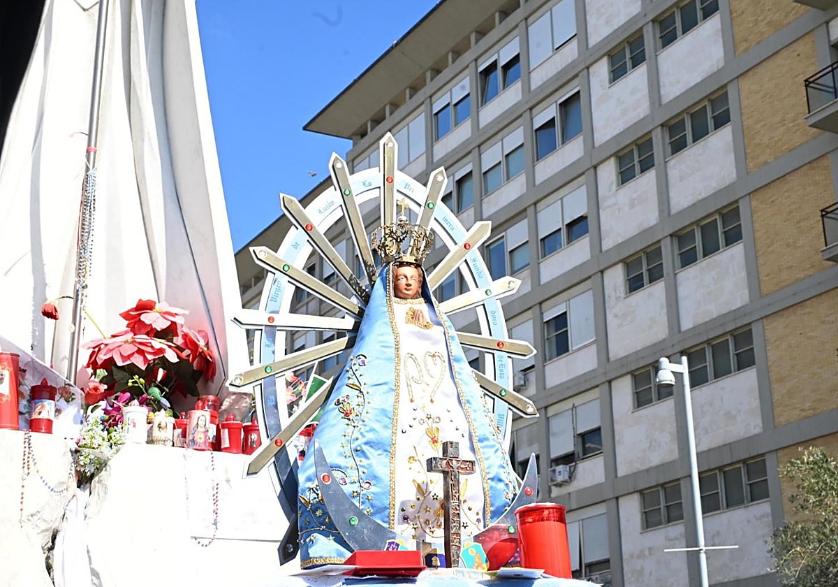 Un grupo de peregrinos argentinos ha llevado una réplica de la Virgen de Luján a las puertas del Hospital Gemelli