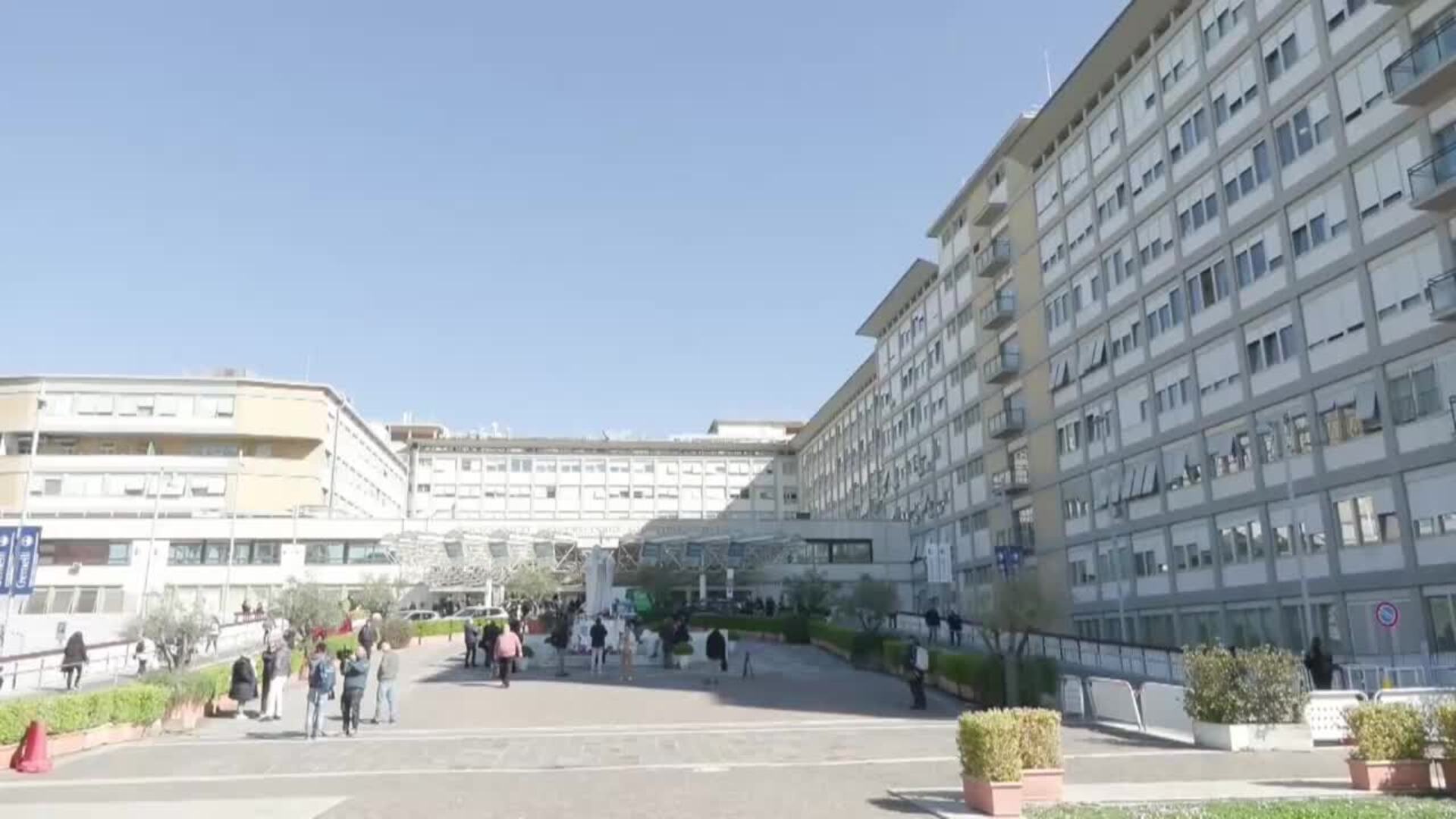 El papa se mantiene &quot;estable&quot; tras la insuficiencia respiratoria de la víspera