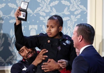 Donald Trump nombra a DJ Daniel, un adolescente superviviente de cáncer, como agente del Servicio Secreto