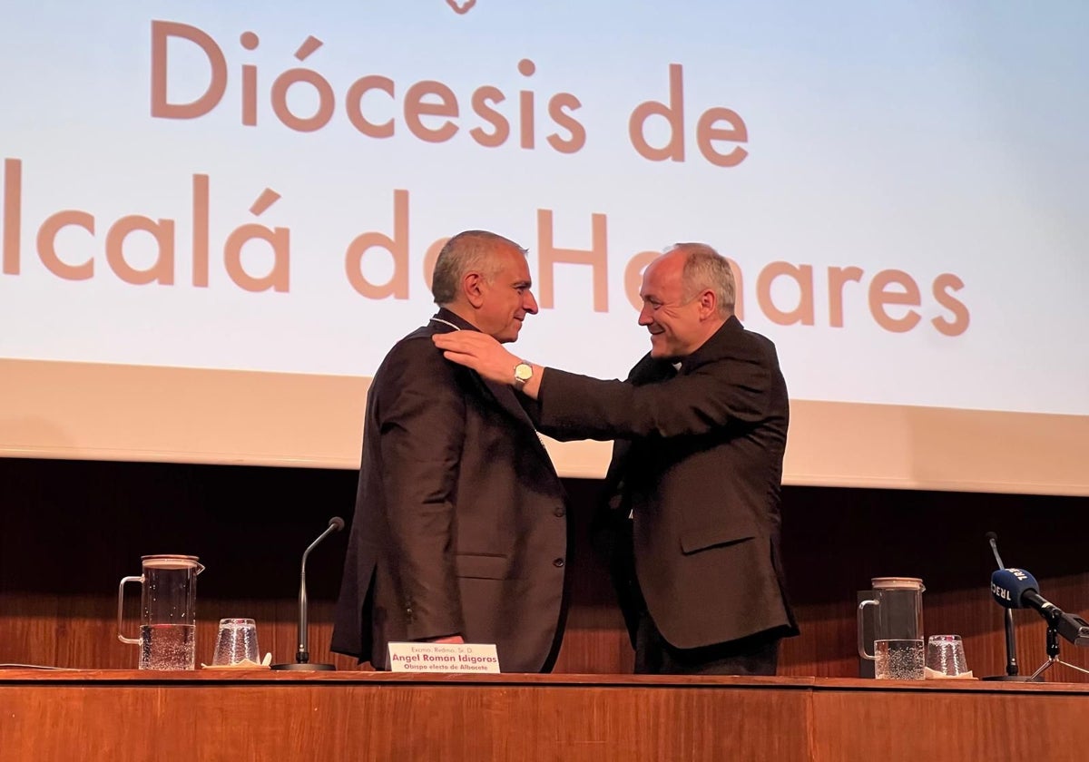 El obispo de Alcalá, Antonio Prieto (derecha), saluda al obispo electo de Albacete, Ángel Román