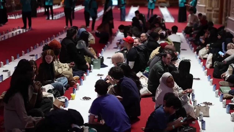Cena de Ramadán reúne a decenas de musulmanes en el histórico Guildhall de Londres