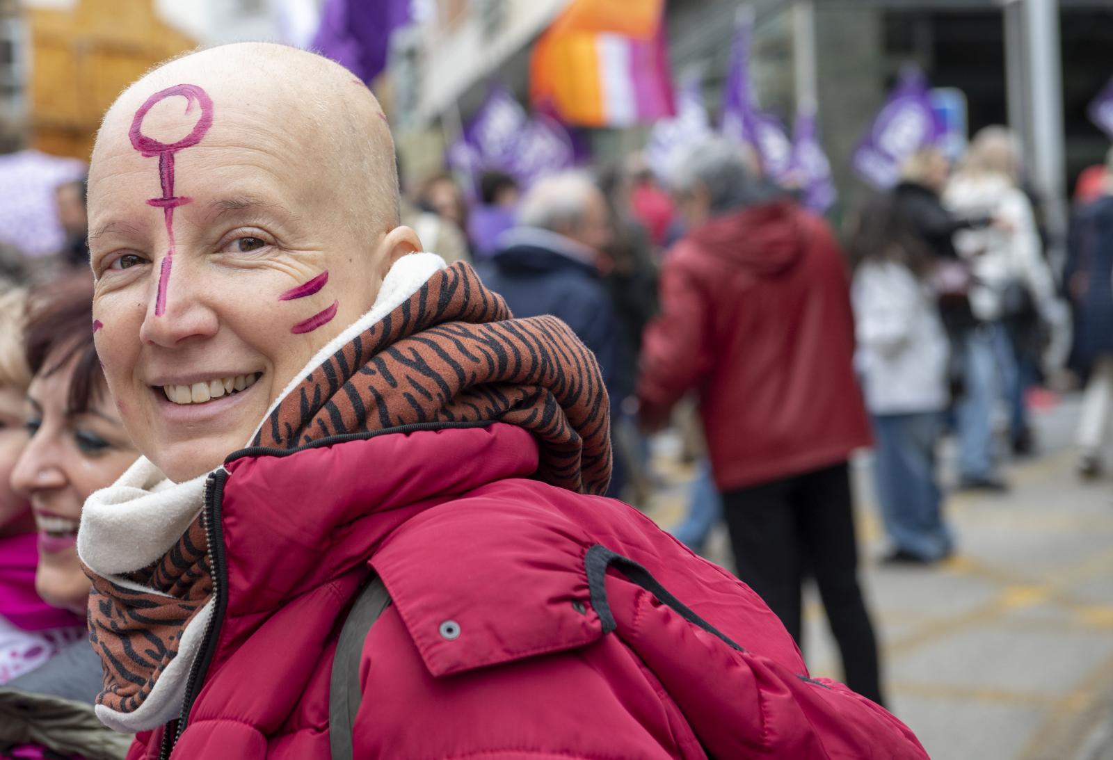 Varias mujeres participan en la manifestación por el Día de la Mujer convocada por la Comisión por la Igualdad en todos los puntos de España