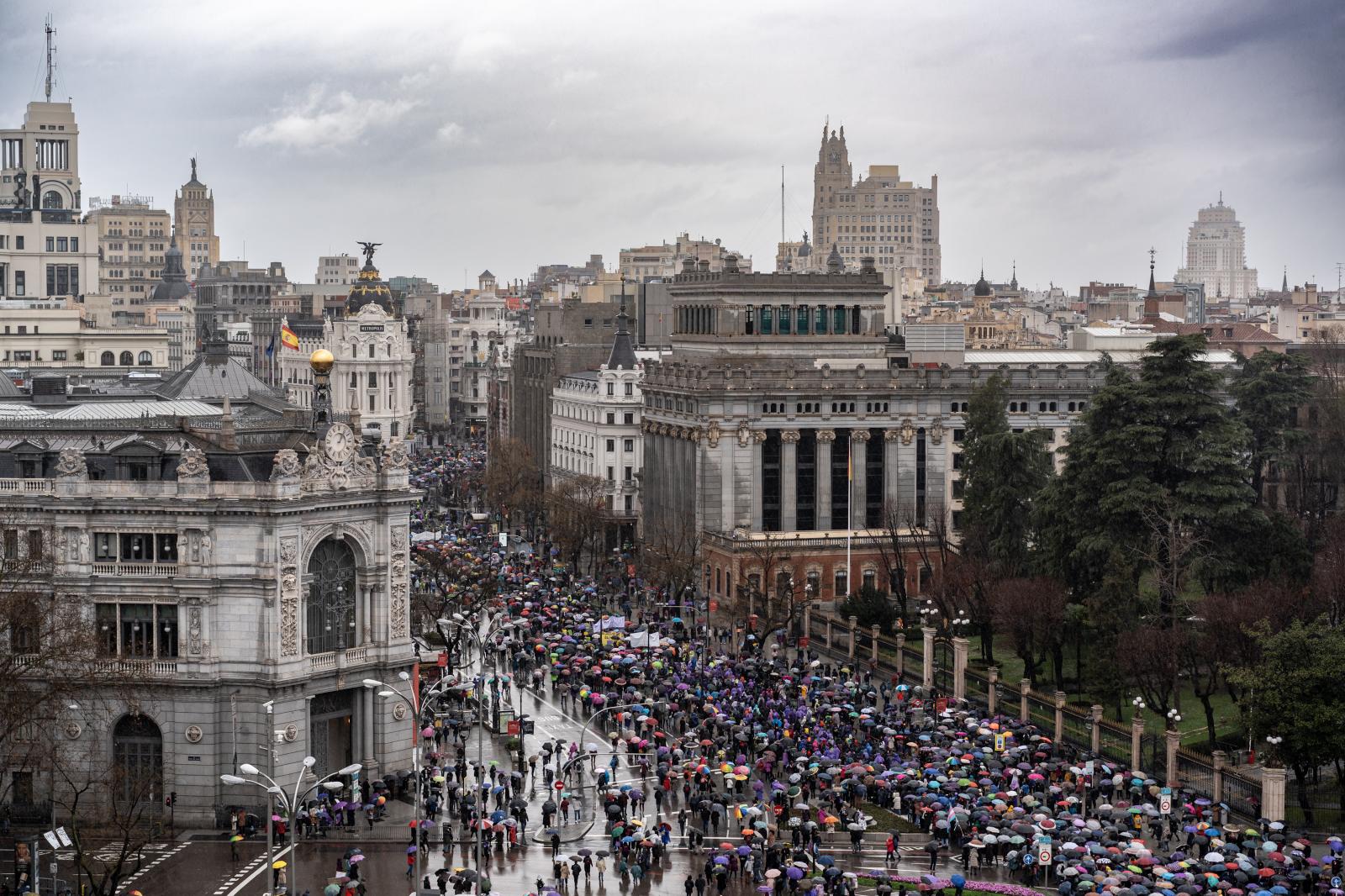 Manifestación que con motivo del Día Internacional de la Mujer, recorre este sábado las calles de Madrid. Los paraguas son la tónica, las asistentes gritan cánticos como «no estamos solas» y entonan canciones como 'Sobreviviré' o 'Mamá'.