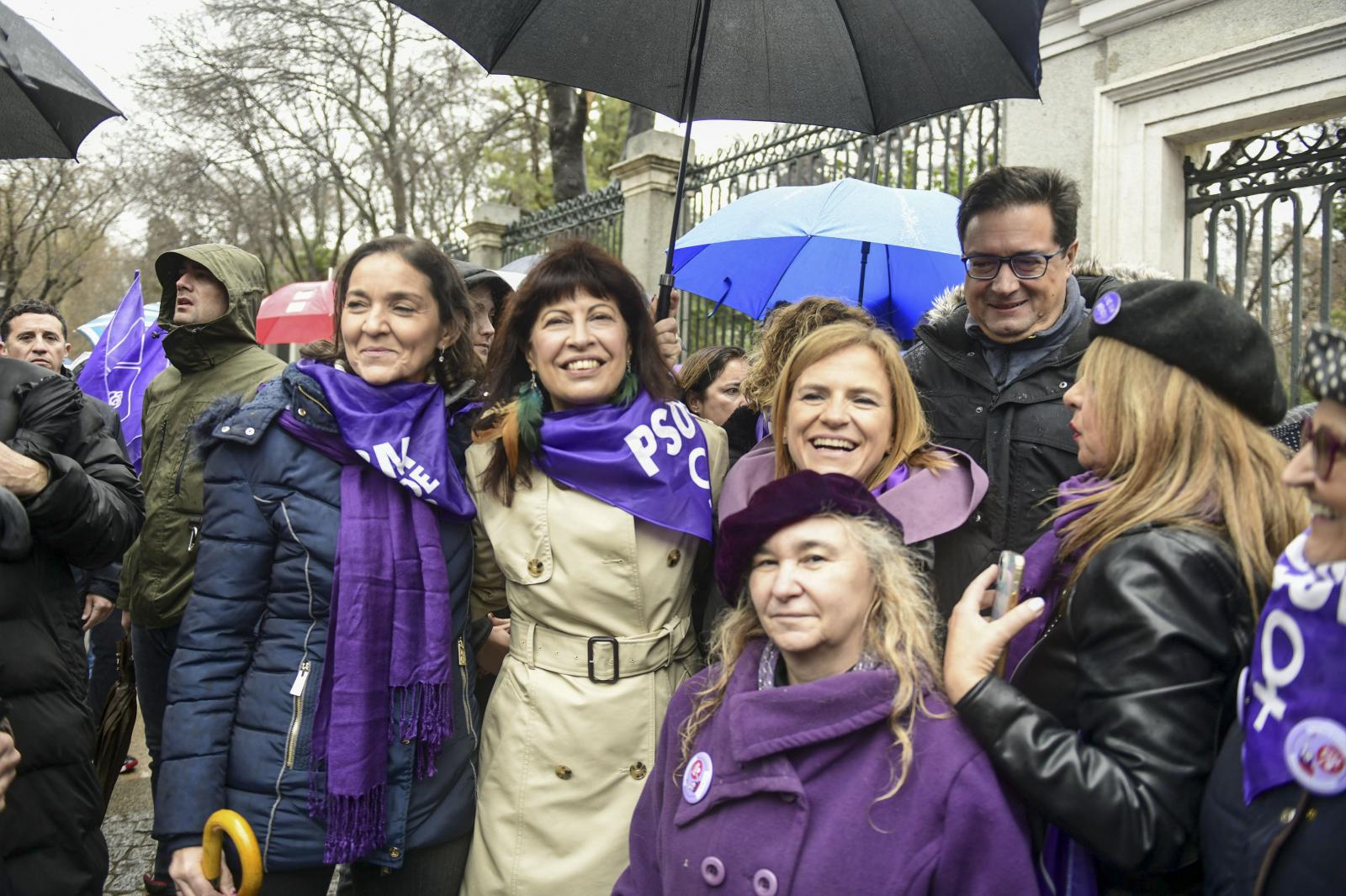 La ministra de Igualdad, Ana Redondo en el centro, junto a Reyes Maroto y Pilar Bernabé al inicio de la manifestación con motivo del Día Internacional de la Mujer