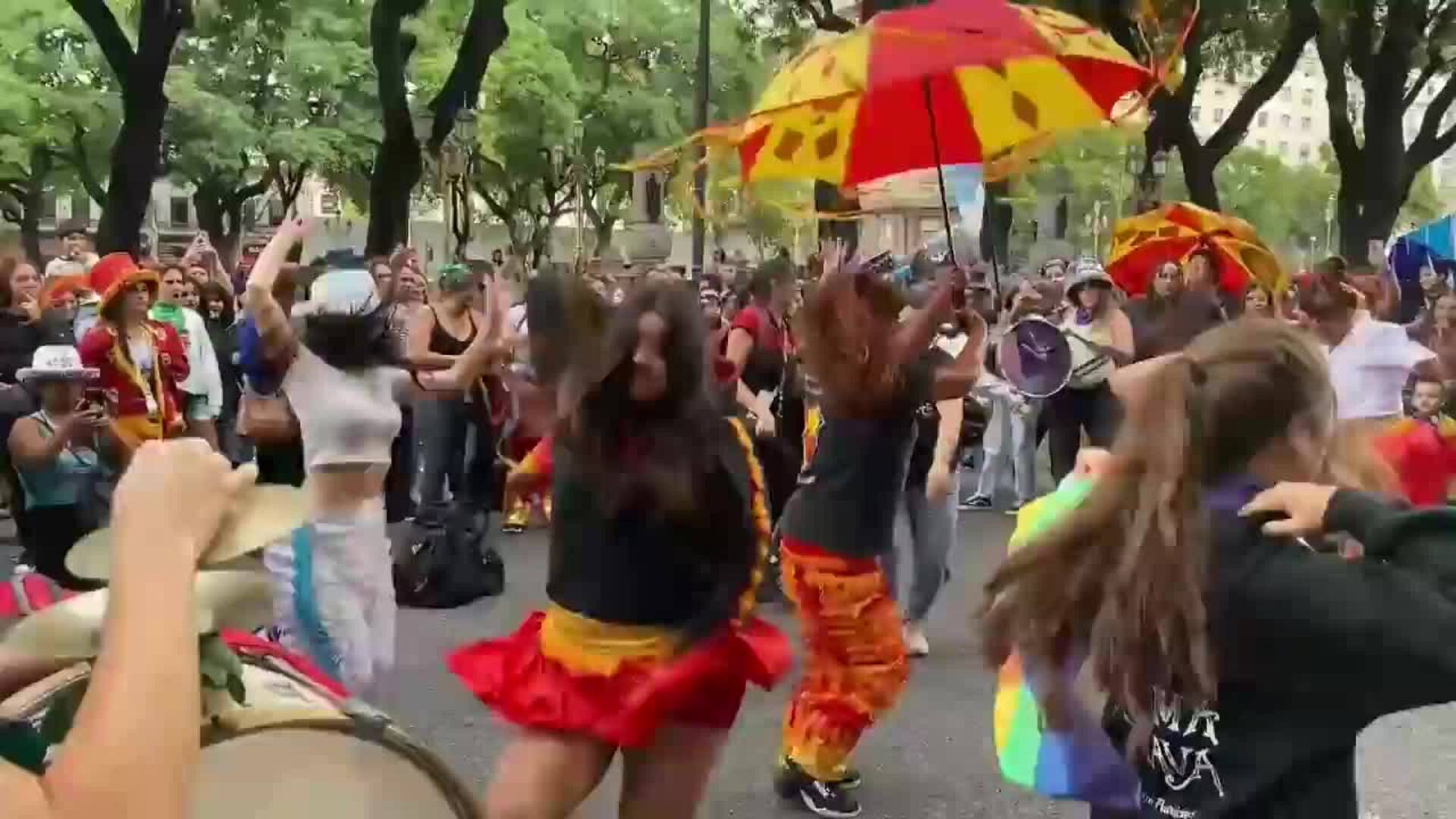 Decenas de miles de mujeres argentinas marchan "contra el fascismo y el ...