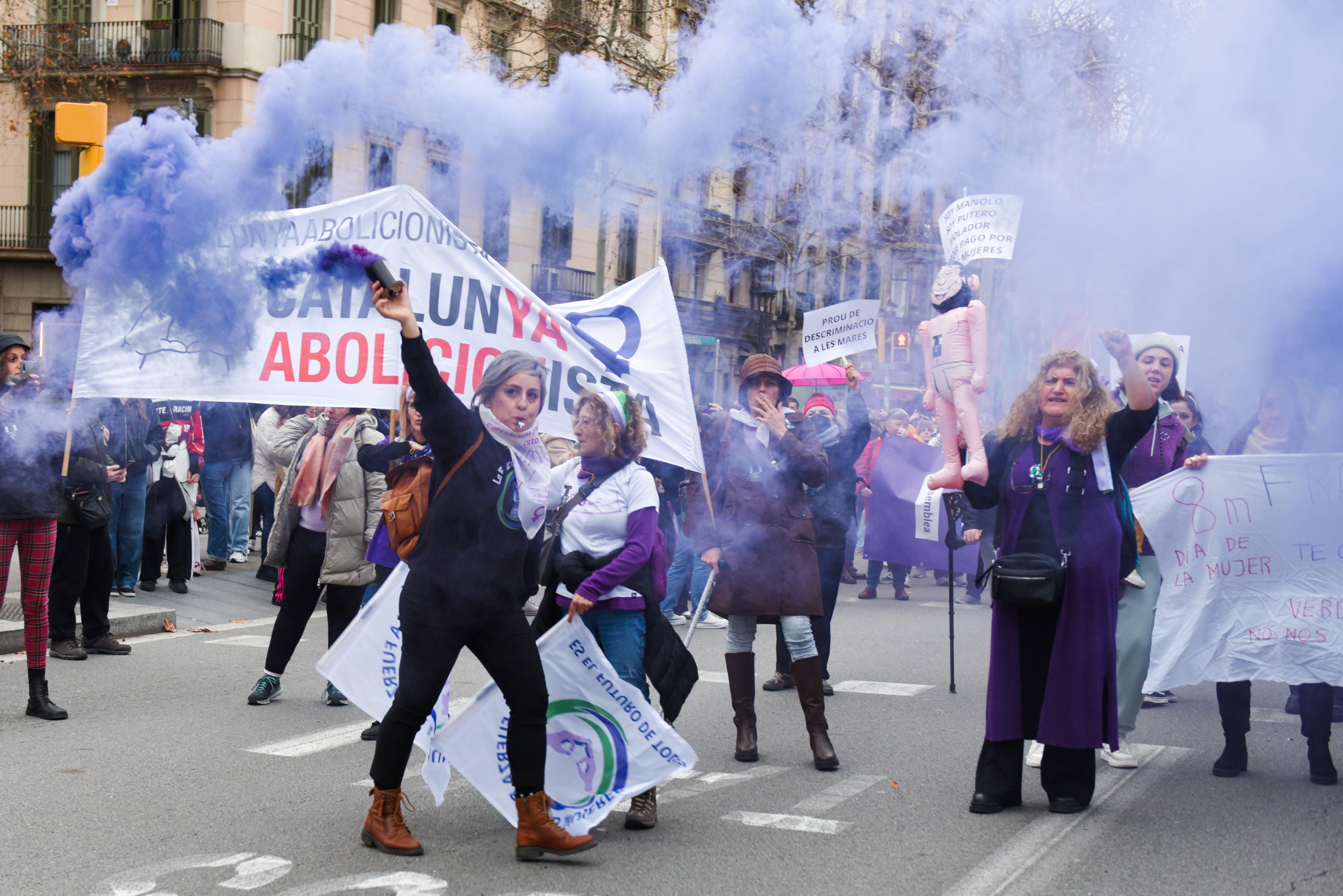 Manifestantes en la marcha por el 8M en Barcelona